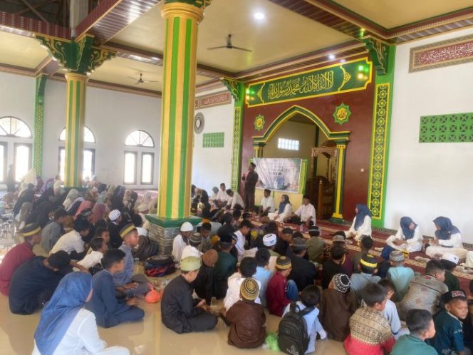 
					Foto : Suasana perayaan maulid Nabi Muhammad SAW di Masjid Hablumminaalla Desa Bajo. (doc.alam)