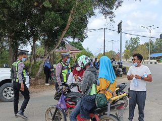 Foto : Satlantas Polres Taliabu saat membagi masker ke pengendara (dok.ist)