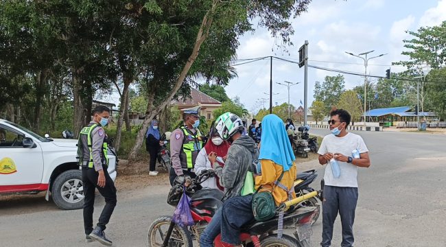 Foto : Satlantas Polres Taliabu saat membagi masker ke pengendara (dok.ist)