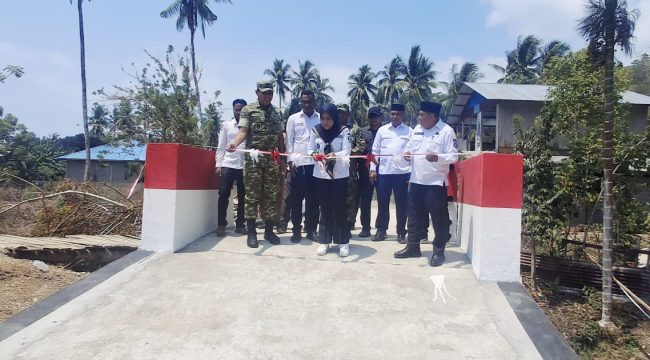 Foto : Prosesi gunting pita sebagai tanda peresmian jmp desa pastina 