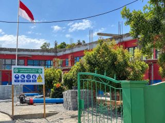 Pekerjaan rehabilitasi gedung kelas SMK Negeri 1 Kepulauan Sula. Foto : Ist