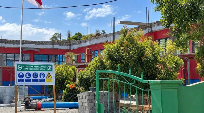 Pekerjaan rehabilitasi gedung kelas SMK Negeri 1 Kepulauan Sula. Foto : Ist