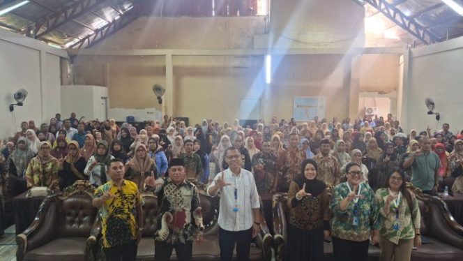 
					Foto : Pose bersama pada pembukaan bimtek SIM KSPSTK 2026. (doc.Ist)