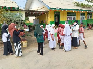 Pembagian masker di SD inpres Bajo. Foto : Ist