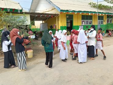 Pembagian masker di SD inpres Bajo. Foto : Ist