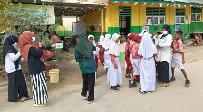 Pembagian masker di SD inpres Bajo. Foto : Ist