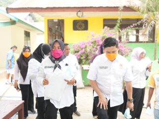 Pembagian masker pada siswa SMP negeri 1 Sanana. Foto : Ist