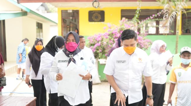Pembagian masker pada siswa SMP negeri 1 Sanana. Foto : Ist