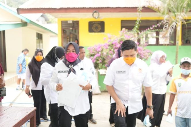 
					Pembagian masker pada siswa SMP negeri 1 Sanana. Foto : Ist