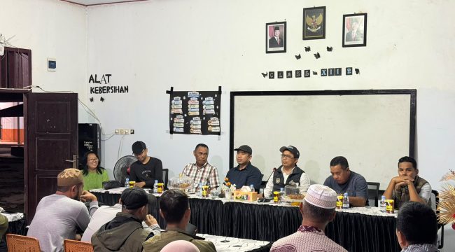 Rapat bersama Kadikbud Malut dan Kepsek serta Guru Mangoli Utara Mangoli Barat. Foto : Ist