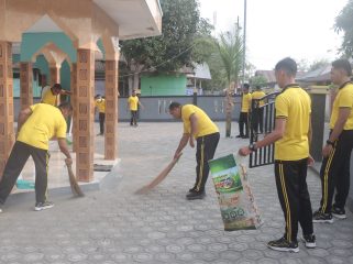 Suasana Baksos Humas Polres Sula di Masjid Al Hamidin. Foto : Ist