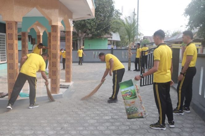 
					Suasana Baksos Humas Polres Sula di Masjid Al Hamidin. Foto : Ist