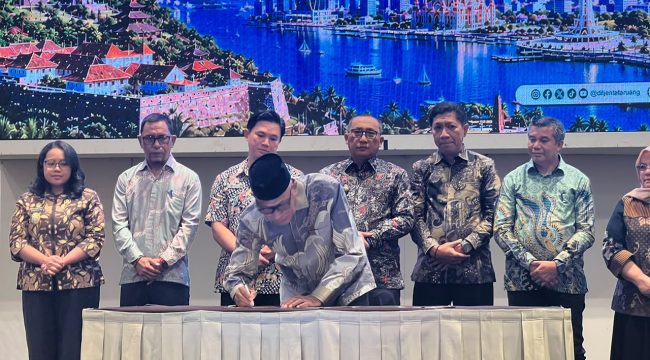 Penandatanganan pakta integritas peyusunan RDTR oleh Wakil Bupati Kepulauan Sula Hi. M. Saleh Marasabessy, M.Si. Foto : Ist